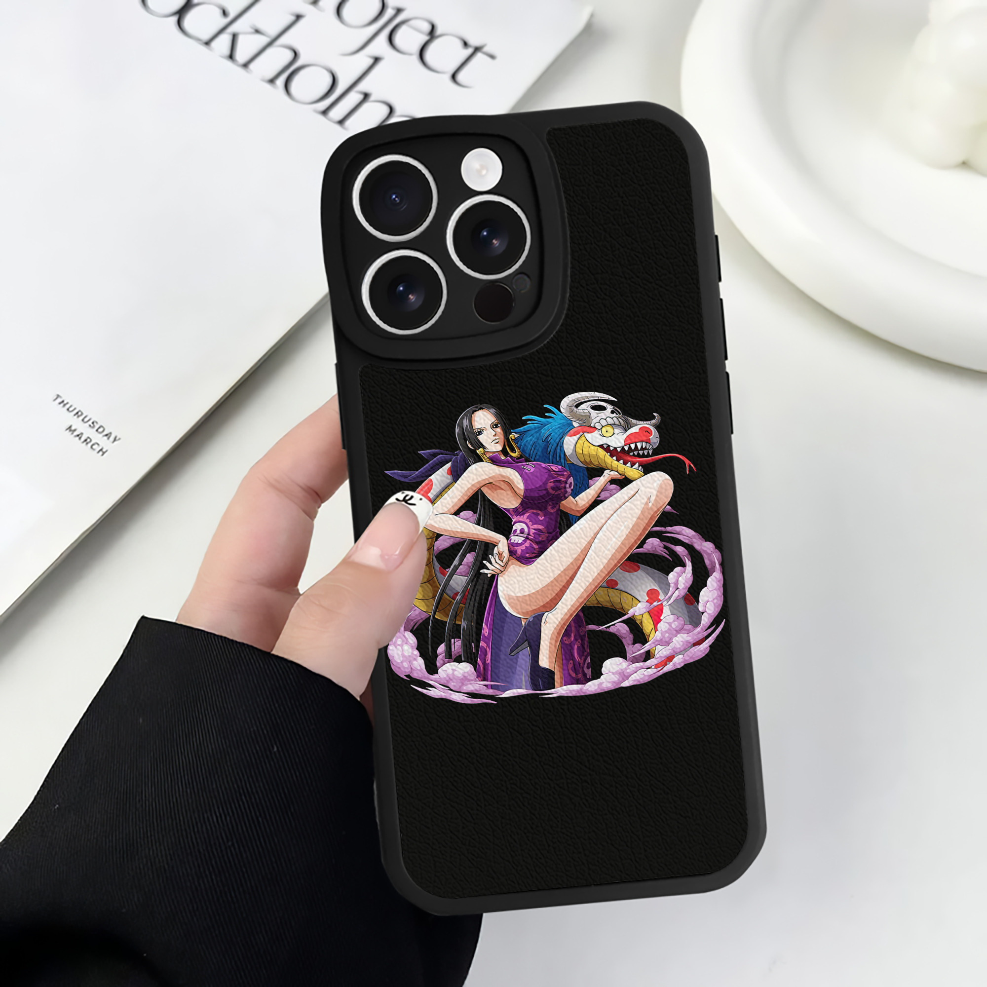 （画像用） ワンピース ボア・ハンコック ONE PIECE Boa·Hancock 【iPhone 16シリーズ対応】シリコンスマホケース（レザー調） 材質：シリコン